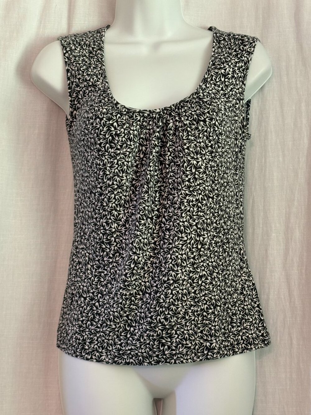 Ann Taylor Loft Petite Black & White Pattern Scoop neck sleeveless top. Size XSP